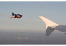 Πυραυλάνθρωπος πέταξε δίπλα σε αεροπλάνο στο Λος Άντζελες: Τον ψάχνει το FBI