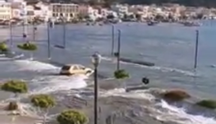 Βίντεο από τη στιγμή που το τσουνάμι «πνίγει» τη Σάμο Βίντεο τσουνάμι Σάμο