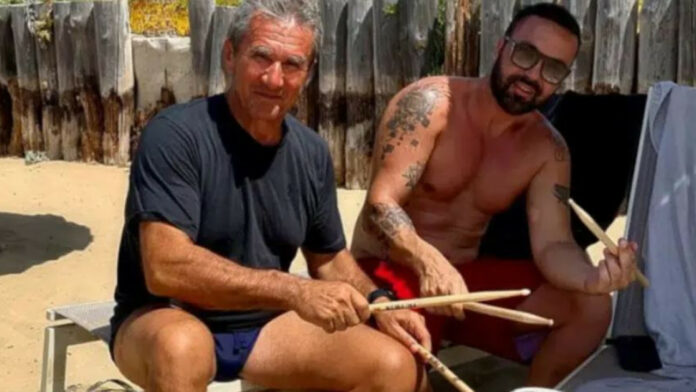 O Ανδρέας Λοβέρδος κάνει μαθήματα ντραμς ακόμη και σε παραλία