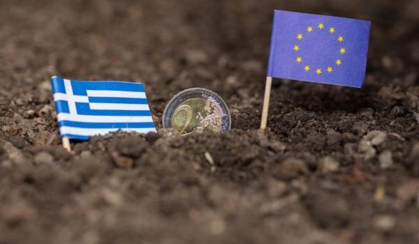 Politico: Η Ελλάδα βγαίνει από την Ενισχυμένη Εποπτεία, αλλά ο πόνος της λιτότητας παραμένει