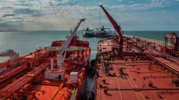 Politico: Η Ευρώπη στρέφεται σε «ματωμένο πετρέλαιο»