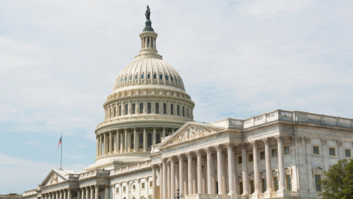 Άντρας έχασε τη ζωή του ρίχνοντας το αυτοκίνητό του σε ένα οδόφραγμα στο Καπιτώλιο