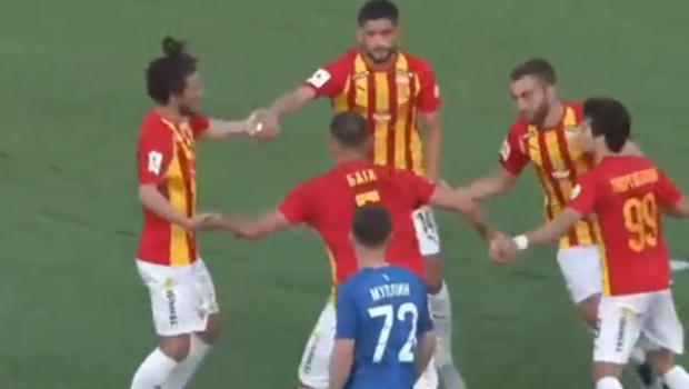 Έπος-Κομπίνα-σε-κόρνερ-παίκτες-να…-χορεύουν-πιασμένοι-χέρι-χέρι.png