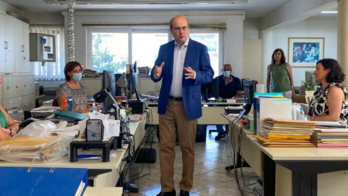 Αιφνιδιαστική επίσκεψη Χατζηδάκη στον ΕΦΚΑ Αμαρουσίου: Δεν είναι παράδεισος, αλλά οι πολίτες είναι ευχαριστημένοι