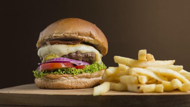 Αλυσίδες φαστ-φουντ: Ανεβάζουν τιμές, «κόβουν» μερίδες, λανσάρουν apps