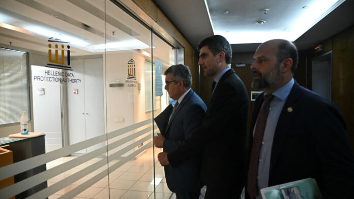 Ανδρουλάκης: Μήνυση στην Αρχή Προστασίας Δεδομένων για απόπειρα παγίδευσης του κινητού του