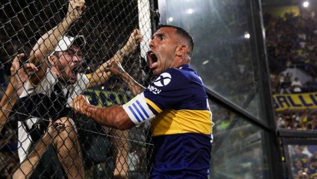 Αποθεώθηκε ο Τέβες στην επιστροφή του στο «Μπομπονέρα» ως… αντίπαλος