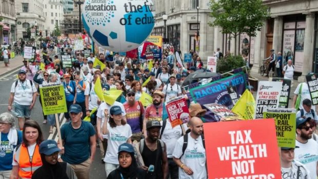 Βρετανία: Mαζικές διαδηλώσεις σε όλη τη χώρα κατά της αύξησης του κόστους ζωής