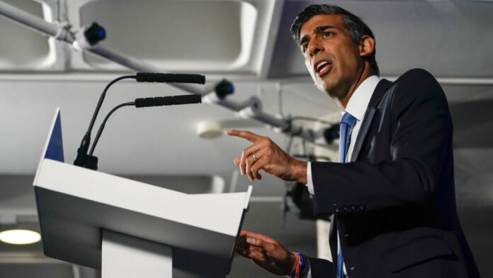 Βρετανία: Ο Σούνακ ανακοίνωσε τη μείωση του βασικού φόρου εισοδήματος