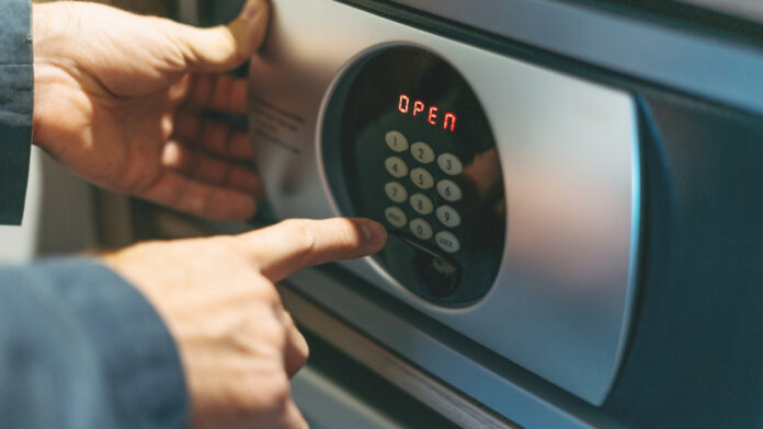 Βόλος: Έκλεψαν χρηματοκιβώτιο με 16.000 ευρώ και χρυσές λίρες – Ο ρόλος της οικιακής βοηθού