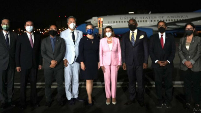 Γιατί το ροζ κοσοτύμι της Νάνσι Πελόζι ήταν κάτι παραπάνω από επίδειξη δύναμης