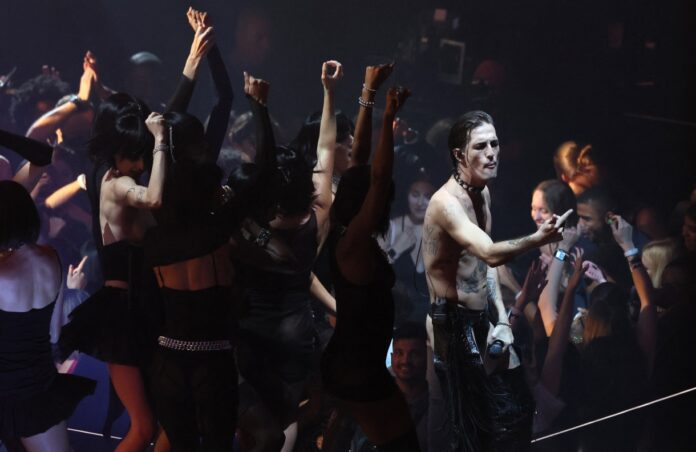 Δε σταματά ο χαμός για τη γυμνή εμφάνιση του Damiano στα βραβεία MTV