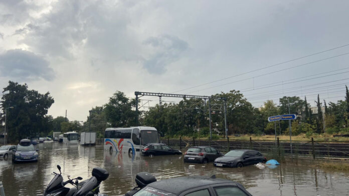 Διακοπή κυκλοφορίας τώρα στην Πειραιώς λόγω της μπόρας