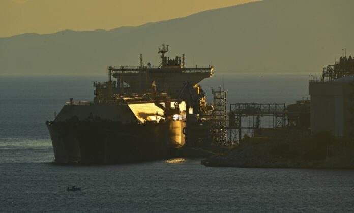 Ενεργειακή κρίση: Πλωτοί τερματικοί σταθμοί θα τροφοδοτούν την Ευρώπη με αέριο – Ανησυχία για το περιβάλλον