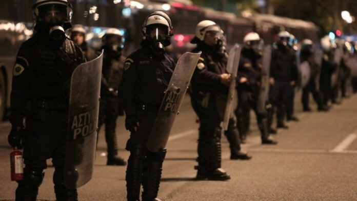 Εξάρχεια: Συνελήφθησαν τρία άτομα επιτέθηκαν σε αστυνομικές δυνάμεις