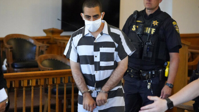 Επίθεση Σαλμάν Ρούσντι: Ο συλληφθείς δηλώνει θαυμαστής του αγιατολάχ Χομεϊνί