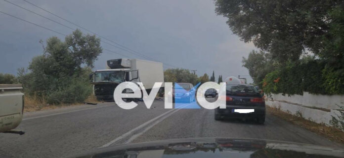 Ερέτρια: Σφοδρό τροχαίο με 1 τραυματία – Αυτοκίνητο συγκρούστηκε με φορτηγό