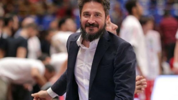 «Η γυναίκα μου λέει πώς γίνεται οι παίκτες να ακούν έναν… ηλίθιο σαν κι εμένα»