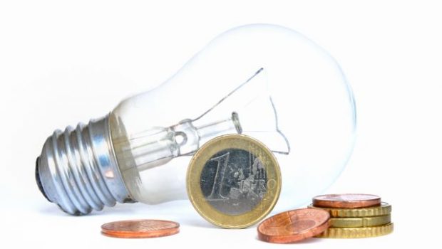 Ηλεκτροσόκ από τις αυξησεις έως 65% στο ρεύμα από Σεπτέμβριο – Εν αναμονή των κρατικών επιδοτήσεων