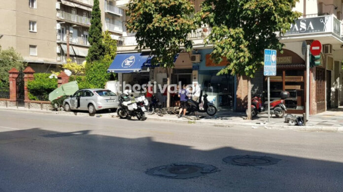 Θεσσαλονίκη: Αυτοκίνητο καβάλησε πεζοδρόμιο και παρέσυρε μηχανάκια