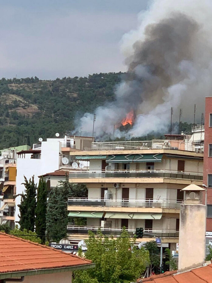 Θεσσαλονίκη: Φωτιά τώρα κοντά στο Θέατρο Γης