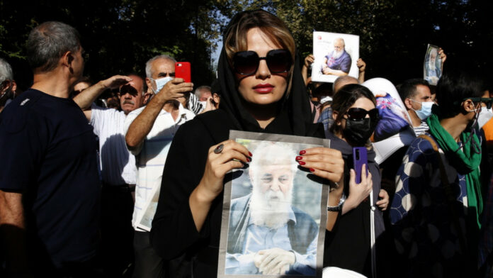 Ιράν: Χιλιάδες άνθρωποι στην κηδεία του ποιητή Χουσάνγκ Εμπτεχάτζ – Φωτογραφίες