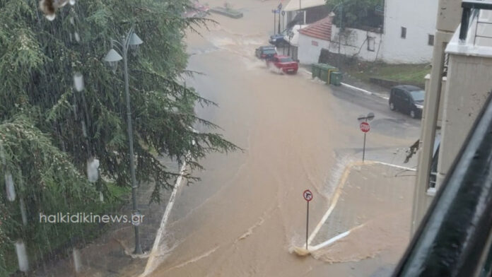 Κακοκαιρία: «Ποτάμια» οι δρόμοι στον Πολύγυρο Χαλκιδικής – Δείτε βίντεο