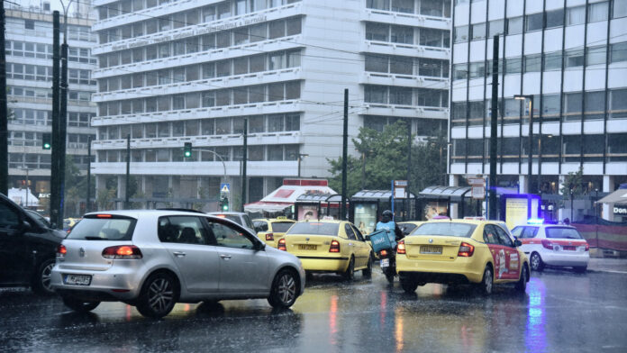 Κακοκαιρία στην Αττική: Πού έχει κίνηση- Προβλήματα στην κυκλοφορία