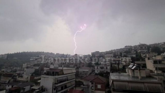Κακοκαιρία στην Ελλάδα: Kατακλυσμός με χαλάδι και κεραυνούς στην Λαμία