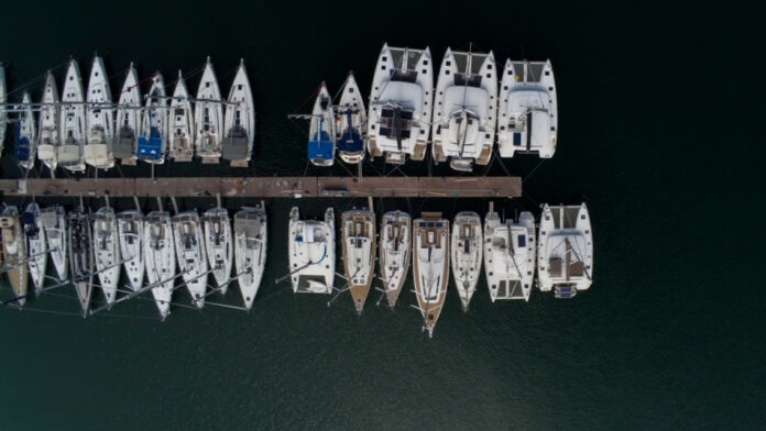 Καλαμάτα: Έκλεψαν βενζίνη από σκάφη και γέμισαν το αυτοκίνητό τους