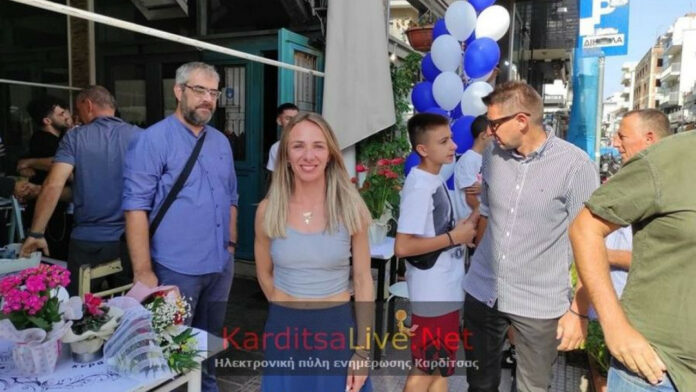 Καρδίτσα: «Πνίγηκε» στις αγκαλιές φίλων και συγγενών η Αντιγόνη Ντρισμπιώτη