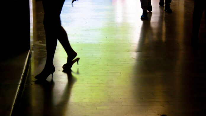 Κατεχόμενα-Κύκλωμα πορνείας: Τους τάζουν σπουδές και τις σπρώχνουν στην πορνεία