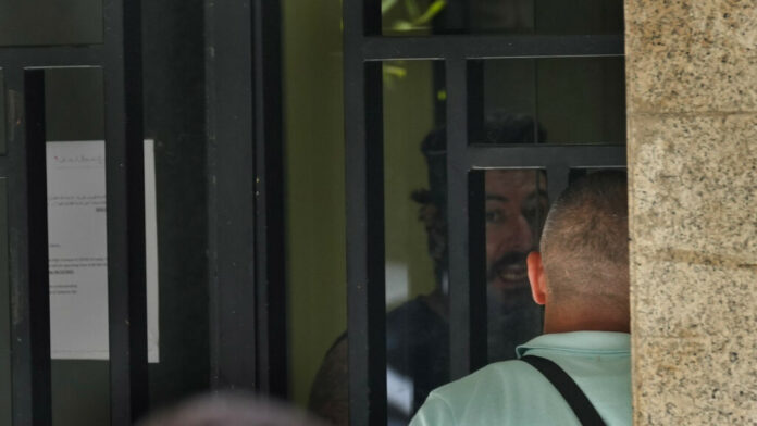 Λίβανος: Παραδόθηκε ο ένοπλος που κρατούσε ομήρους σε τράπεζα της Βηρυτού