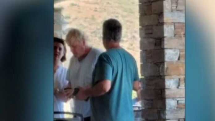 Μπόρις Τζόνσον: Βρίσκεται στην Κάρυστο για διακοπές