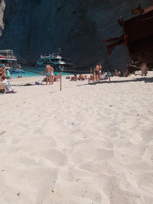 Ναυάγιο Ζακύνθου: Αντιδράσεις για τη φωτογραφία με σκουπίδια – Δήμος: Δεν είναι ευθύνη μας