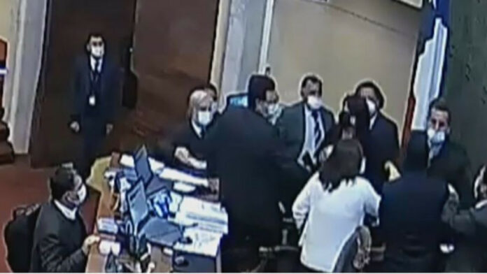 Ξύλο μεταξύ βουλευτών στη Χιλή- Τι συνέβη- Δείτε βίντεο