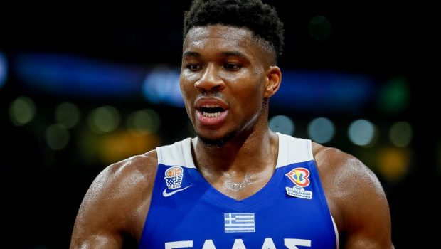 Ο Γιάννης έδωσε το χέρι του σε πιτσιρικά και εκείνος «τρελάθηκε»