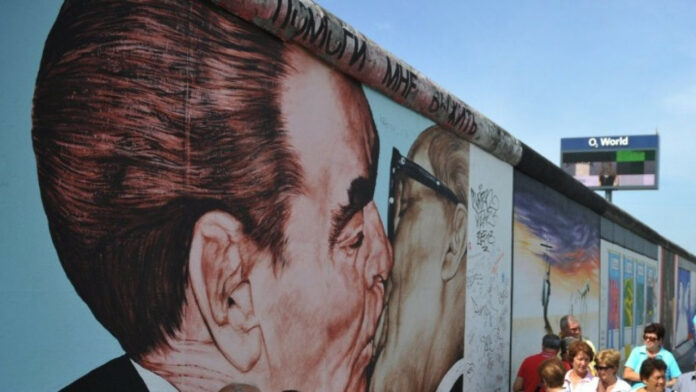 Πέθανε ο Ρώσος ζωγράφος του διάσημου γκράφιτι στο Τείχος του Βερολίνου