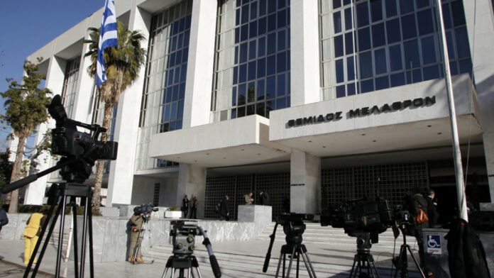 Παρακολουθήσεις: Φάλτσα, διαφωνίες και υψηλοί τόνοι