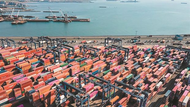 «Πνίγουν» τα λιμάνια τα άδεια κοντέινερ