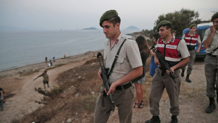 Πρώην αρχηγός ΓΕΣ για Έβρο: Αντιμετωπίζουμε υβριδική απειλή – Πίσω από τους μετανάστες η Τουρκία