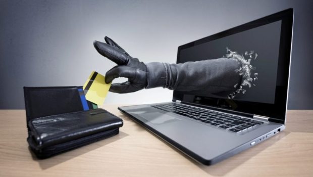 Πώς δρουν οι απατεώνες του διαδικτύου – Ο «ρομαντικός», ο «φίλος» και η «ευκαιρία»