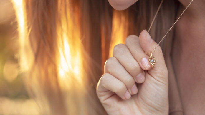 Σέρρες: Ανήλικη έκλεψε χρυσή αλυσίδα από τον λαιμό ηλικιωμένης