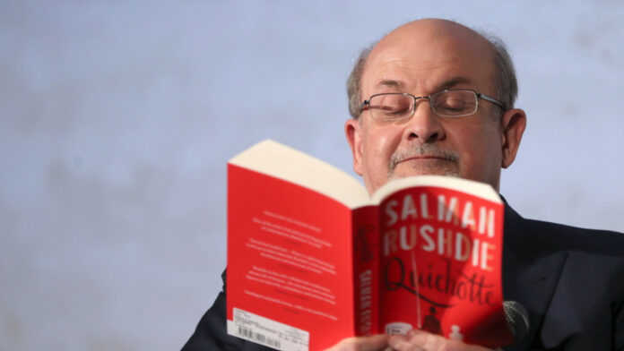 Σαλμάν Ρούσντι: Το Ιράν λέει πως εκείνος φταίει που τον μαχαίρωσαν