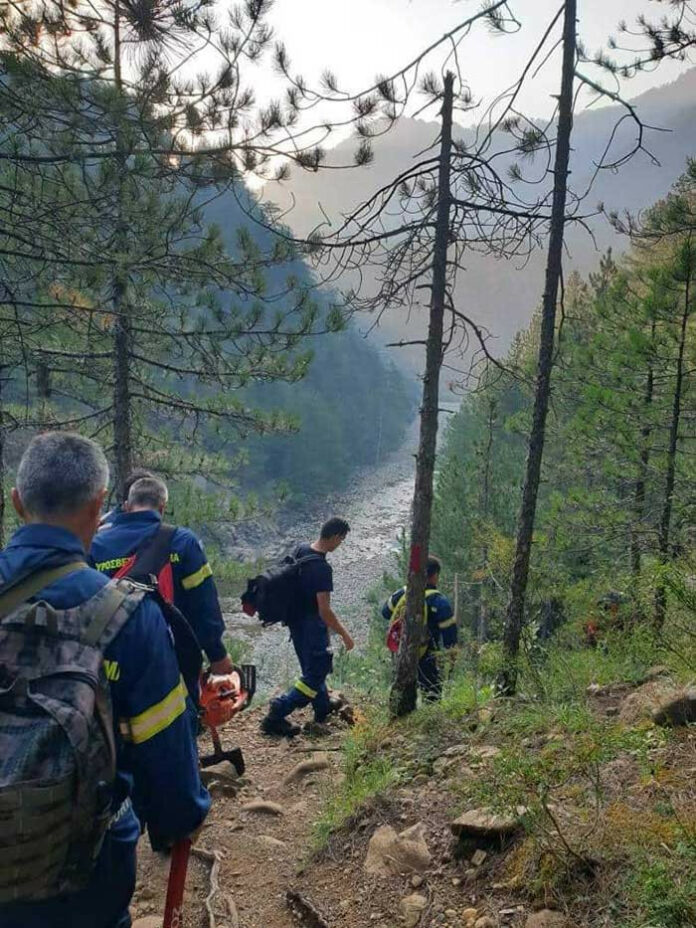 Σιγοκαίει η φωτιά στη Βάλια Κάλντα