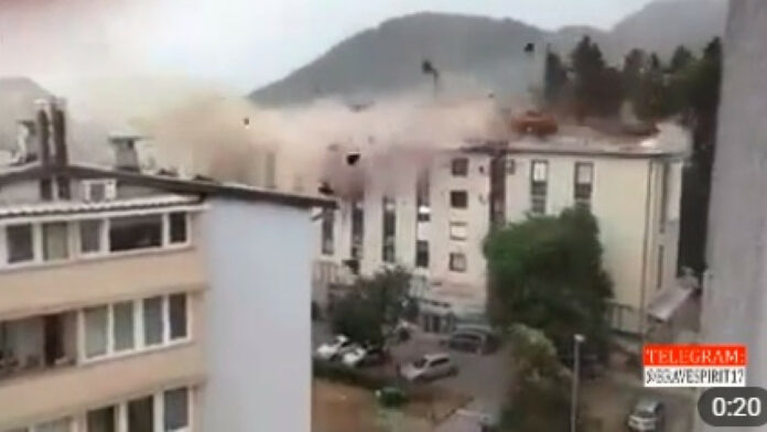 Σλοβενία: Δέος από τη δύναμη της Φύσης: Ο άνεμος ξηλώνει οροφή σε δευτερόλεπτα – Βίντεο