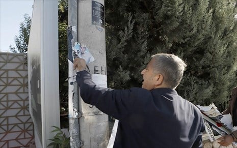 Στις Περιφέρειες δια νόμου η αρμοδιότητα απομάκρυνσης των παράνομων αφισών