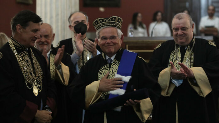 Στο Μέγαρο Μαξίμου ο Μπομπ Μενέντζ – Συνάντηση με Μητσοτάκη