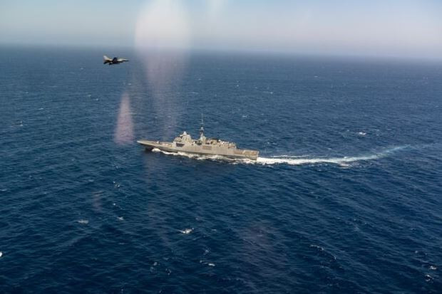 Συνεκπαίδευση αεροσκαφών της Πολεμικής Αεροπορίας με τη γαλλική φρεγάτα «FS Provence»