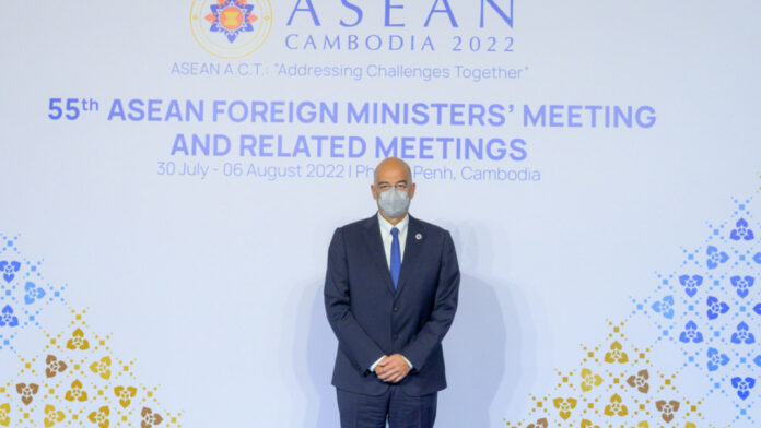 Συνομιλία Δένδια με Κινέζο ΥΠΕΞ: Η Ελλάδα τάσσεται υπέρ του «One China policy»